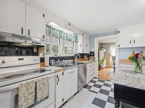 3 Bay Edge Dr, Worcester MA 01604