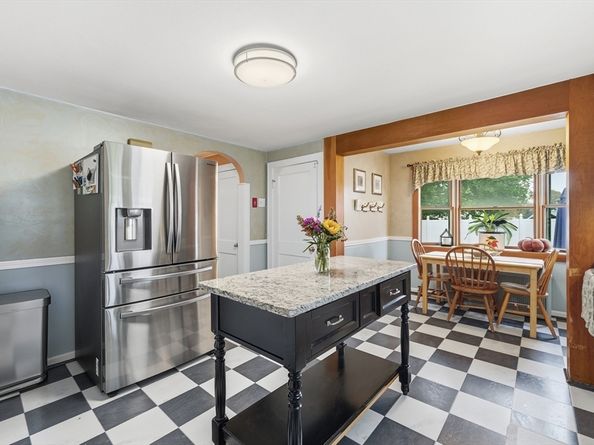 3 Bay Edge Dr, Worcester MA 01604