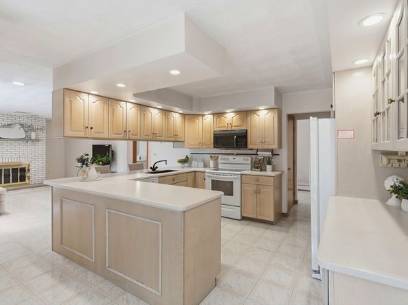 98 Lilah Ln, Reading MA 01867