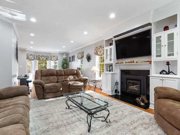 16 Hilltop Dr, Douglas MA 01516