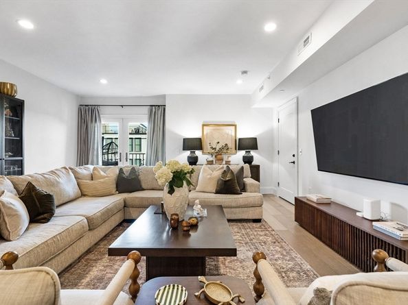 258-260 W 3rd St 1, Boston MA 02127