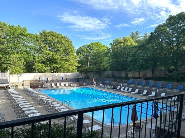 33 Pond Ave 422, Brookline MA 02445