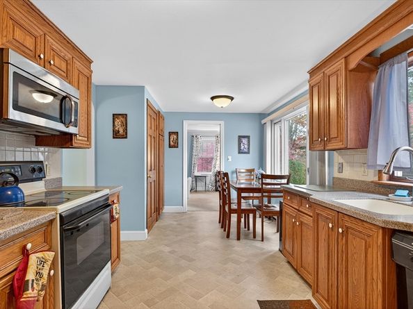 39 Harwich Rd, Brockton MA 02301