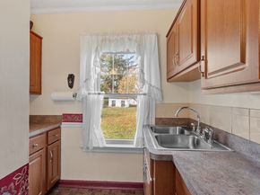 27 Haynes Ct, Leominster MA 01453