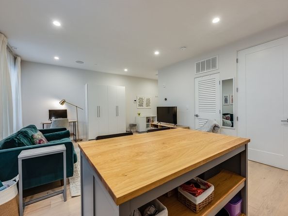 340 W 2nd St 5, Boston MA 02127