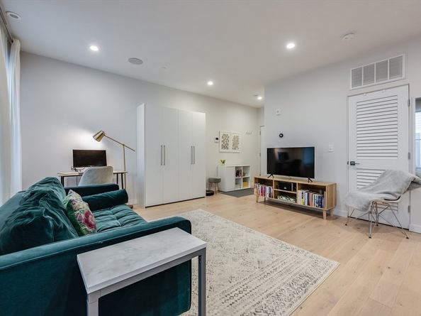 340 W 2nd St 5, Boston MA 02127