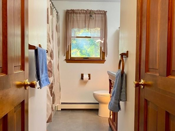 6 E Division St, Holbrook MA 02343