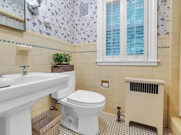 8 Old Colony Road, Worcester MA 01609