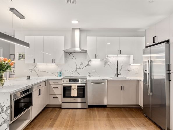 68 Los Angeles St PH5, Newton MA 02458