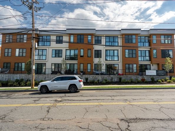 68 Los Angeles St PH5, Newton MA 02458