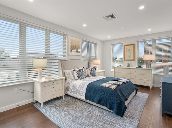 68 Los Angeles St PH5, Newton MA 02458