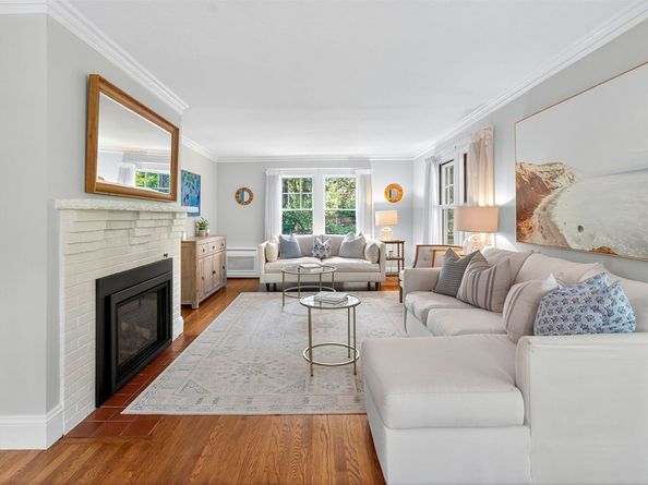8 Old Town Rd, Wellesley MA 02481