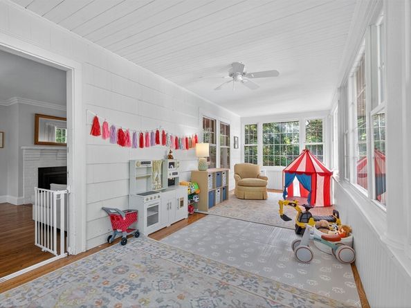 8 Old Town Rd, Wellesley MA 02481