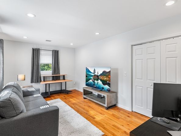 4 E Charles St, Milford MA 01757