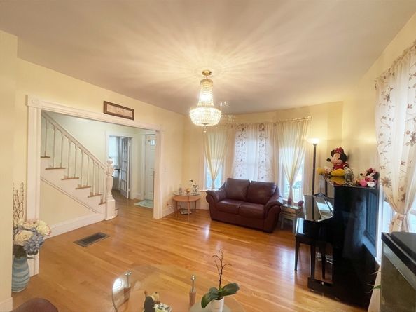 30 Middle St, Newton MA 02458