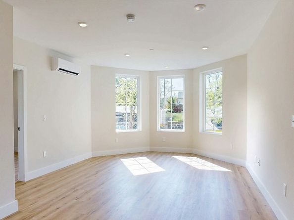 476 Warren St, Boston MA 02121
