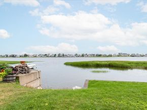 7 Davoli Way, Newbury MA 01951