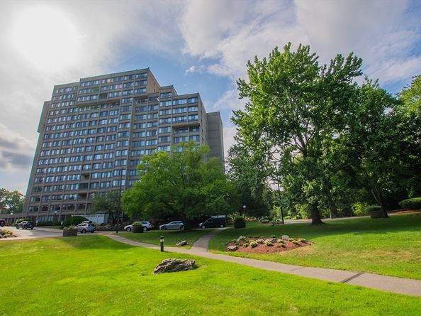 250 Hammond Pond Pkwy 306N, Newton MA 02467