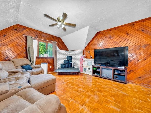 56 Park St, Hudson MA 01749