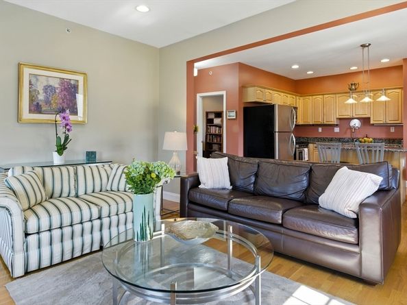 131 Derby St 3F, Salem MA 01970