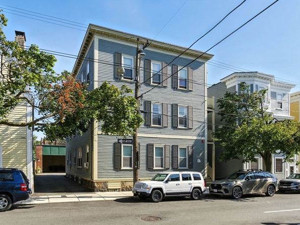 131 Derby St 3F, Salem MA 01970