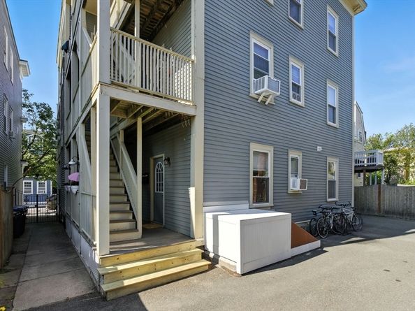 131 Derby St 3F, Salem MA 01970
