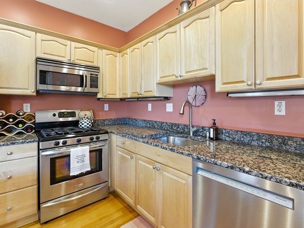 131 Derby St 3F, Salem MA 01970