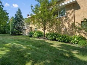 48 Phillips Rd 14, Holden MA 01520