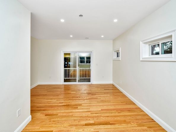 10 Exeter St, Brockton MA 02302