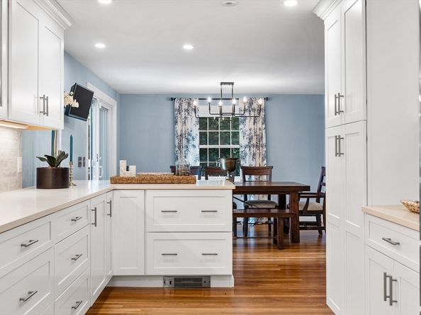 2 Longfellow Rd, Wellesley MA 02481