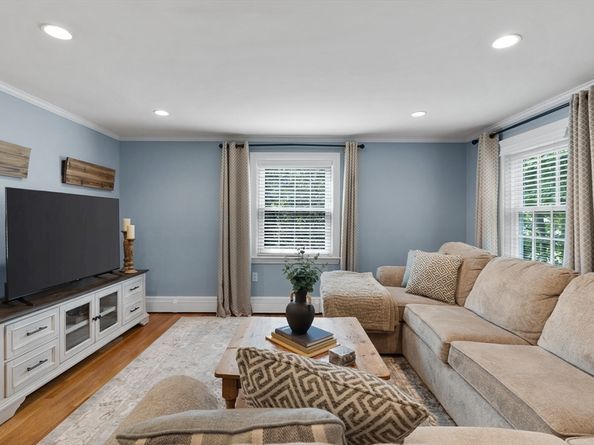 2 Longfellow Rd, Wellesley MA 02481
