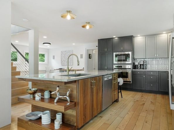 49 Beach Rd, Sharon MA 02067
