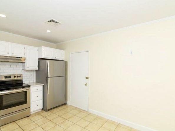 548 Centre St 5, Newton MA 02458