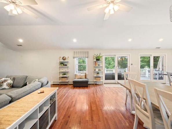 52 Elm St, Hingham MA 02043