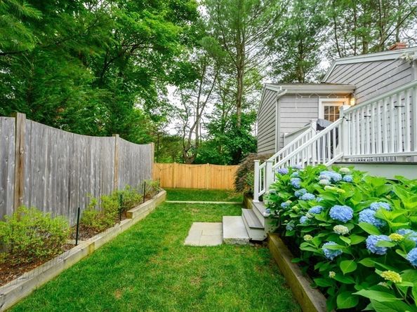 52 Elm St, Hingham MA 02043