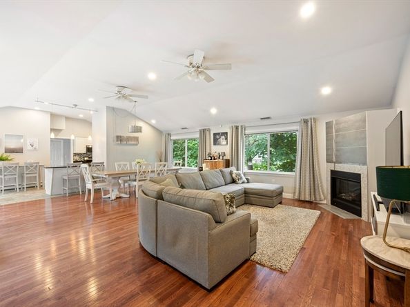 52 Elm St, Hingham MA 02043