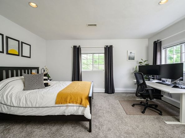 52 Elm St, Hingham MA 02043