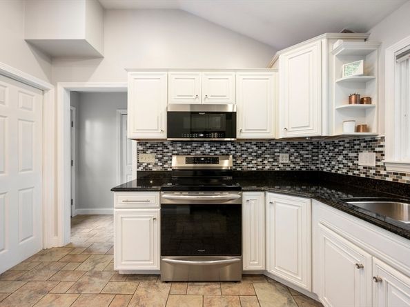 52 Elm St, Hingham MA 02043