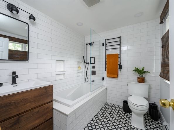 52 Elm St, Hingham MA 02043