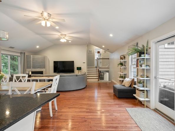 52 Elm St, Hingham MA 02043