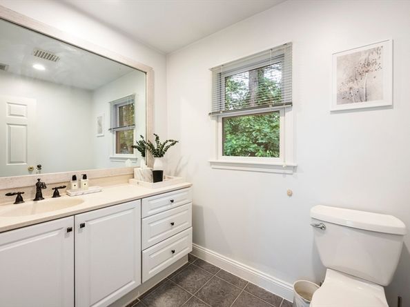 52 Elm St, Hingham MA 02043