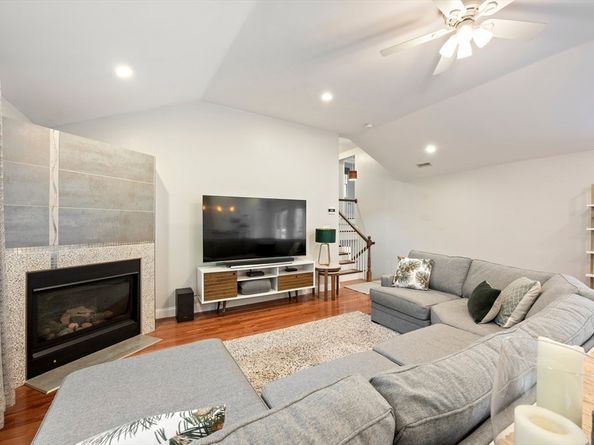52 Elm St, Hingham MA 02043