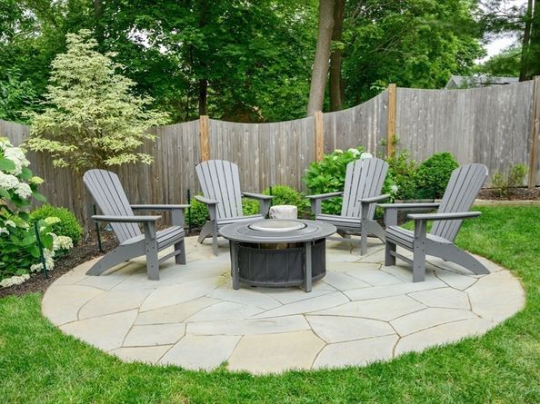 52 Elm St, Hingham MA 02043