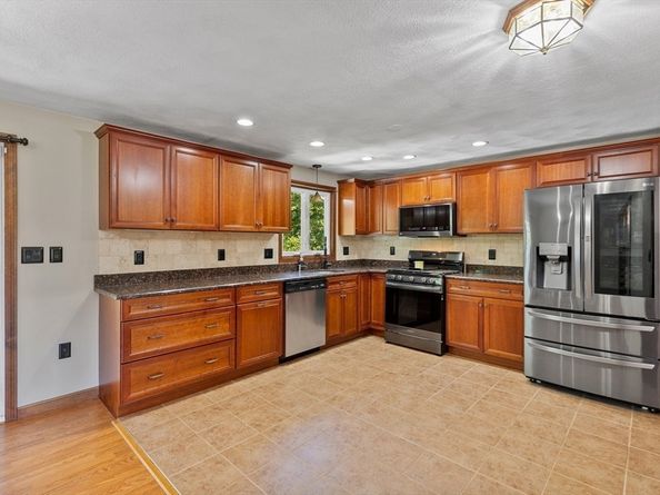10 Wentworth Drive, Billerica MA 01821