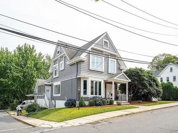 32 Water St
