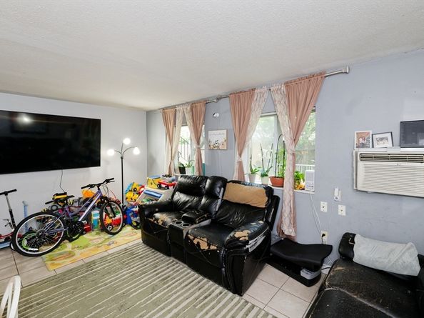 2 Universal St 4, Framingham MA 01702