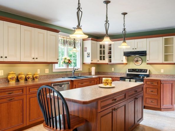 91 Brookside Dr, Middleboro MA 02346