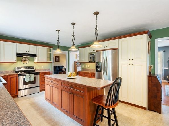 91 Brookside Dr, Middleboro MA 02346