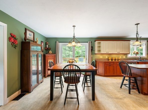91 Brookside Dr, Middleboro MA 02346