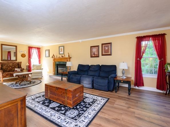91 Brookside Dr, Middleboro MA 02346